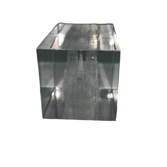 Notre Dame Cathederal Etched Glass Paperweight - Picture 8 of 10